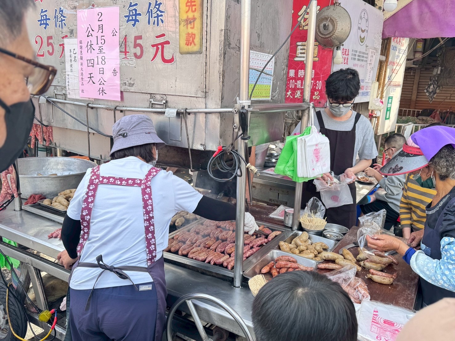 ｜食記-高雄市三民區｜新大港大腸香腸｜在地50年人氣大腸包香腸，炭香十足烤香腸，想吃真的要有耐心等待！