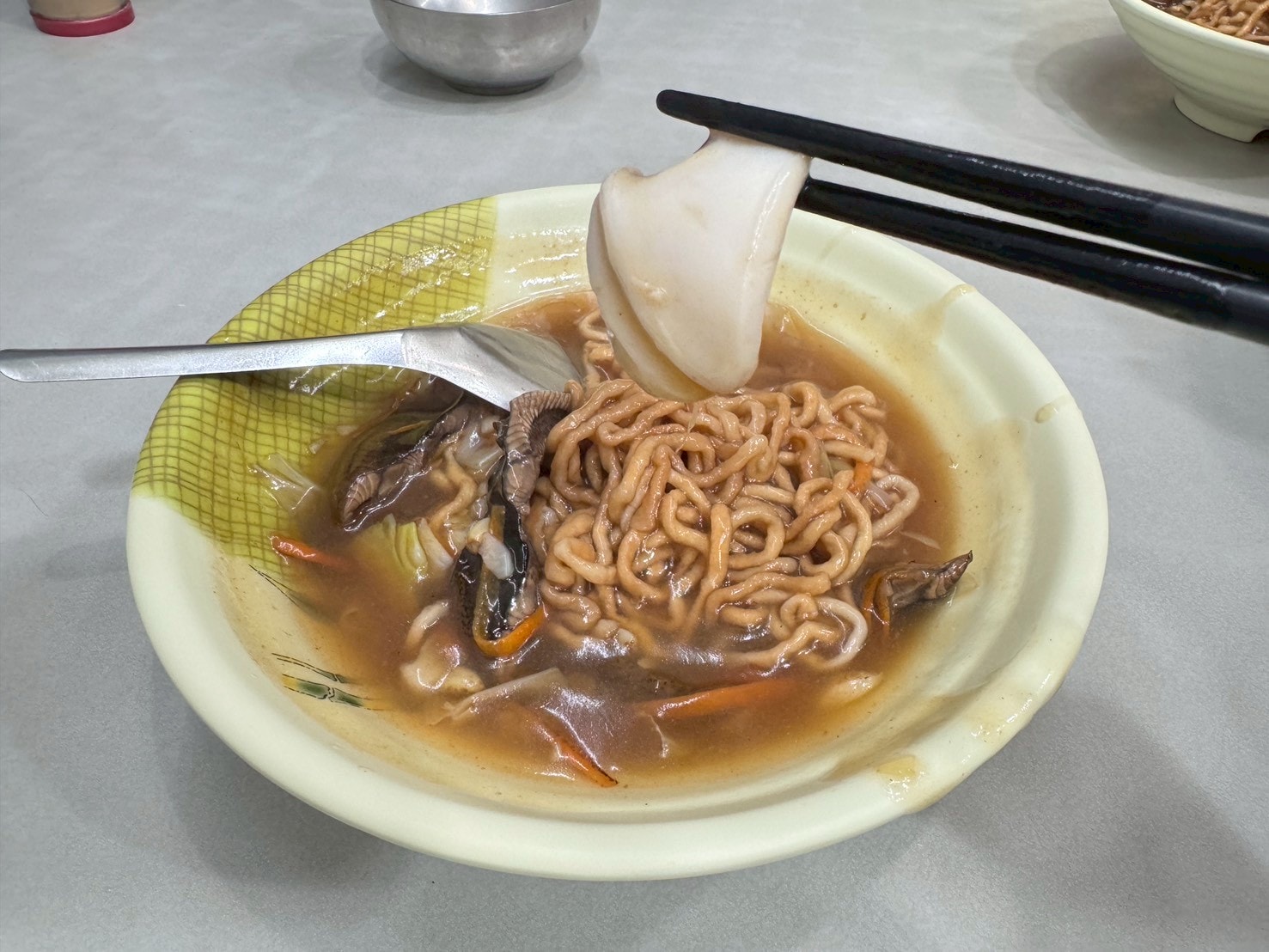 ｜食記-屏東縣屏東市｜大將鱔魚麵｜一吃就很驚豔的鱔魚麵，醋溜酸甜南部口味直中胃口，鱔魚大塊又新鮮脆口，一定要來吃吃看~