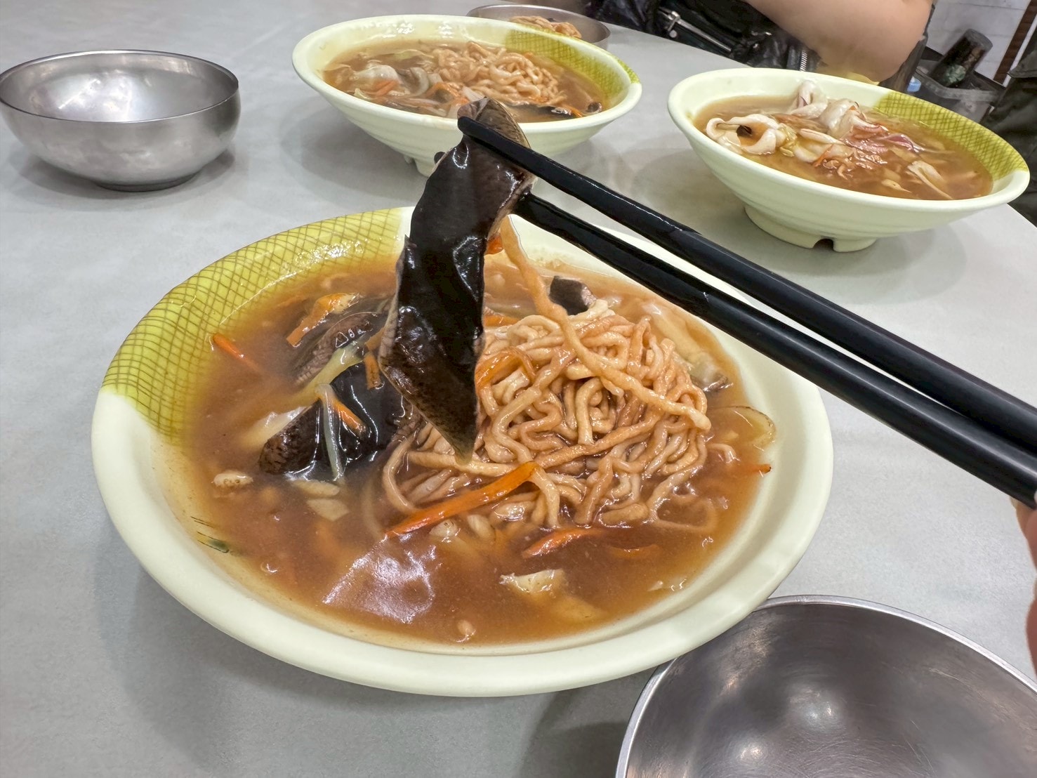 ｜食記-屏東縣屏東市｜大將鱔魚麵｜一吃就很驚豔的鱔魚麵，醋溜酸甜南部口味直中胃口，鱔魚大塊又新鮮脆口，一定要來吃吃看~