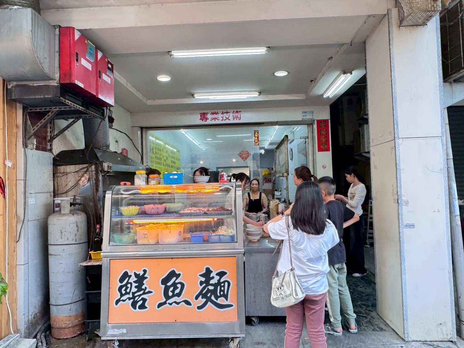 ｜食記-屏東縣屏東市｜大將鱔魚麵｜一吃就很驚豔的鱔魚麵，醋溜酸甜南部口味直中胃口，鱔魚大塊又新鮮脆口，一定要來吃吃看~