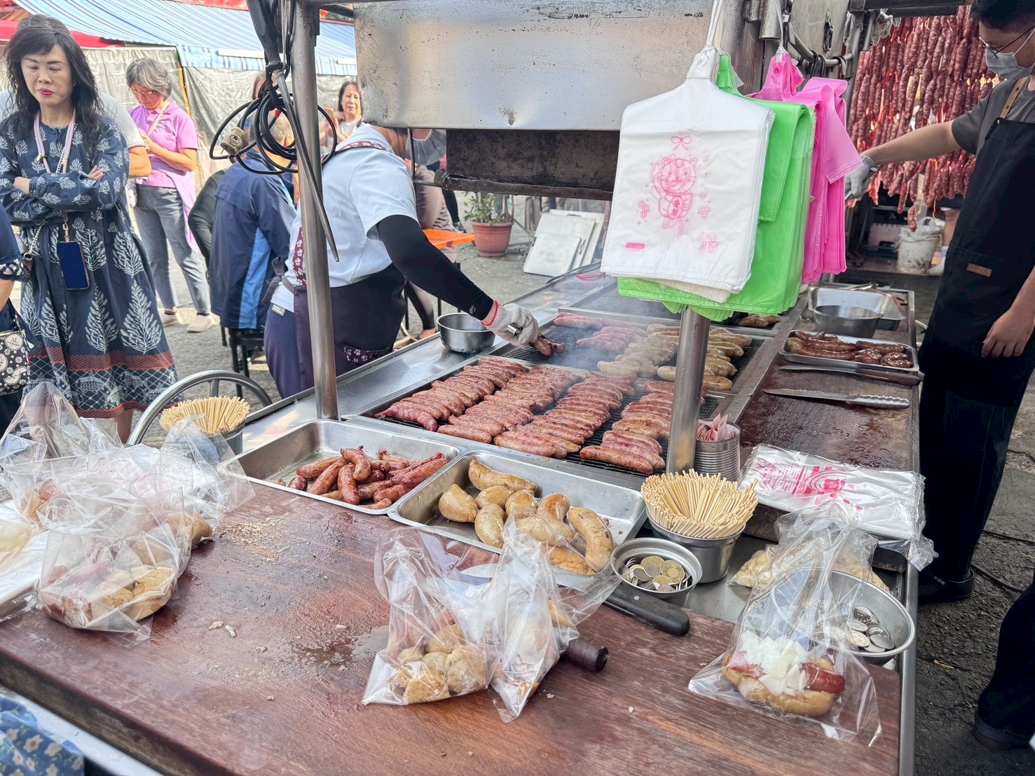 ｜食記-高雄市三民區｜新大港大腸香腸｜在地50年人氣大腸包香腸，炭香十足烤香腸，想吃真的要有耐心等待！