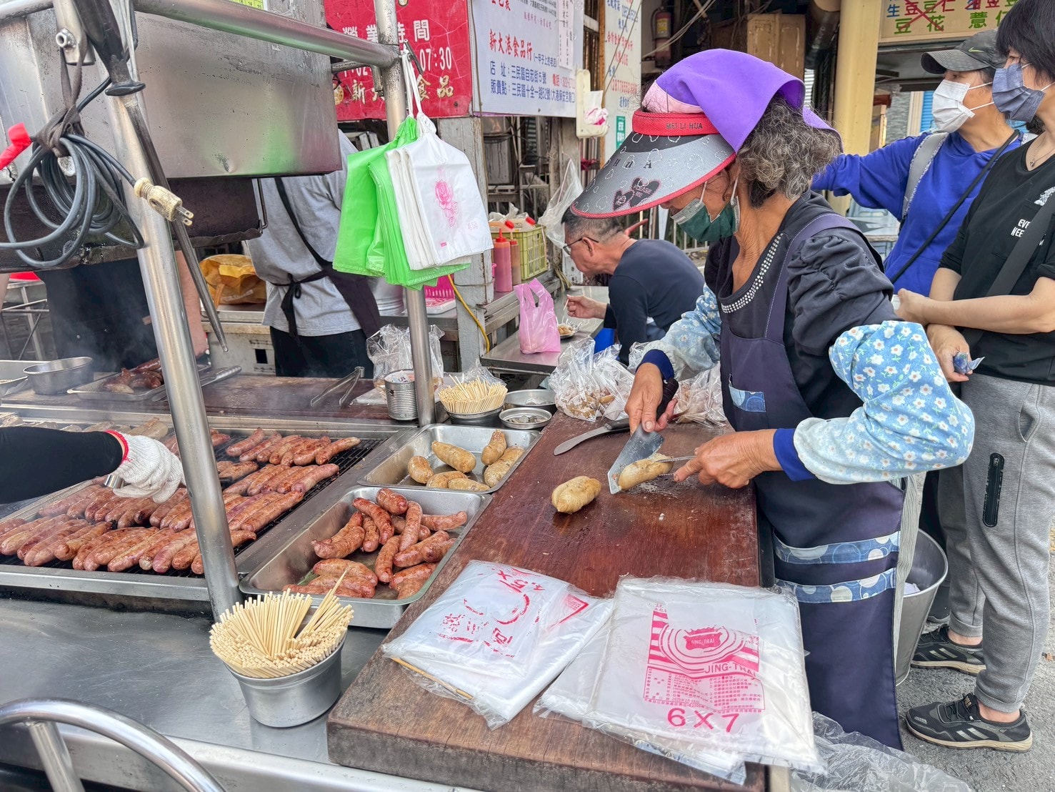 ｜食記-高雄市三民區｜新大港大腸香腸｜在地50年人氣大腸包香腸，炭香十足烤香腸，想吃真的要有耐心等待！