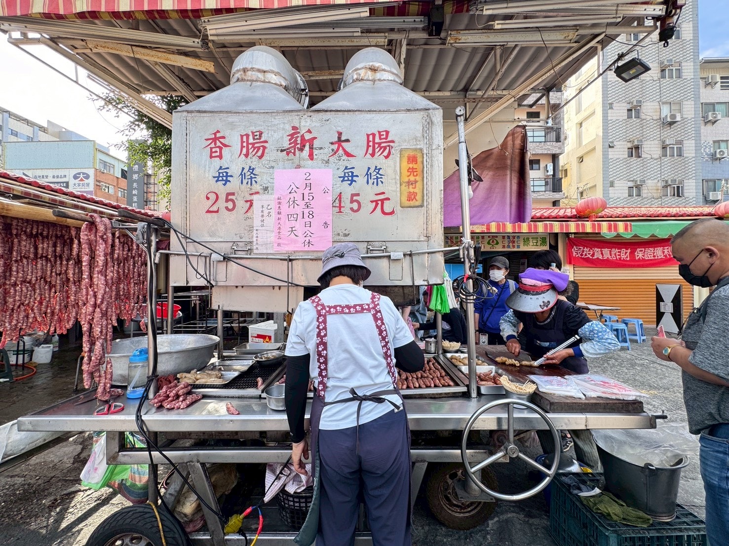 ｜食記-高雄市三民區｜新大港大腸香腸｜在地50年人氣大腸包香腸，炭香十足烤香腸，想吃真的要有耐心等待！