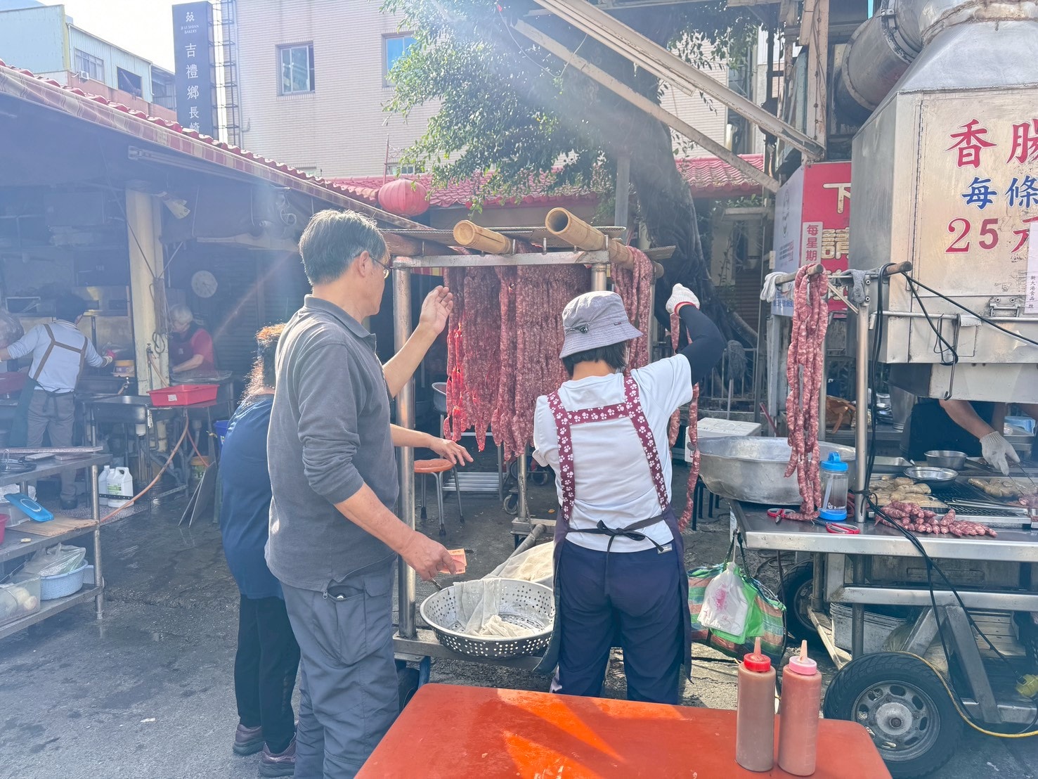 ｜食記-高雄市三民區｜新大港大腸香腸｜在地50年人氣大腸包香腸，炭香十足烤香腸，想吃真的要有耐心等待！