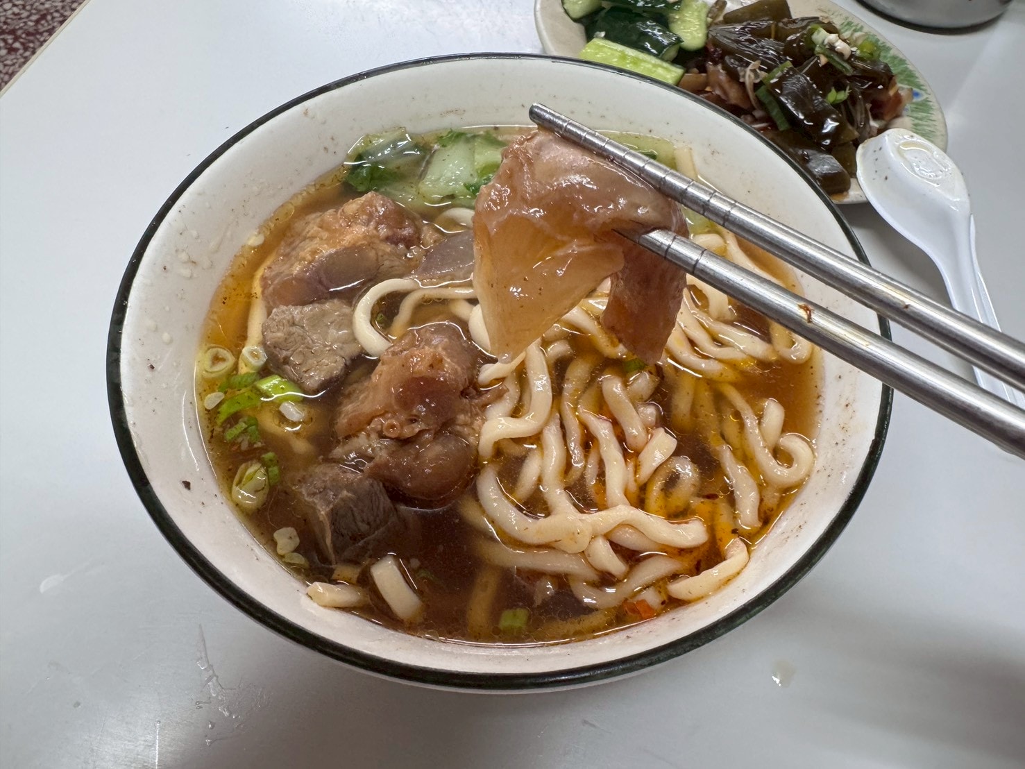 食記-台北市中山區｜好佳麵食館｜馬偕醫院旁不到百元的半筋半肉麵，會讓人邊吃邊懷疑老闆到底有沒有賺錢？