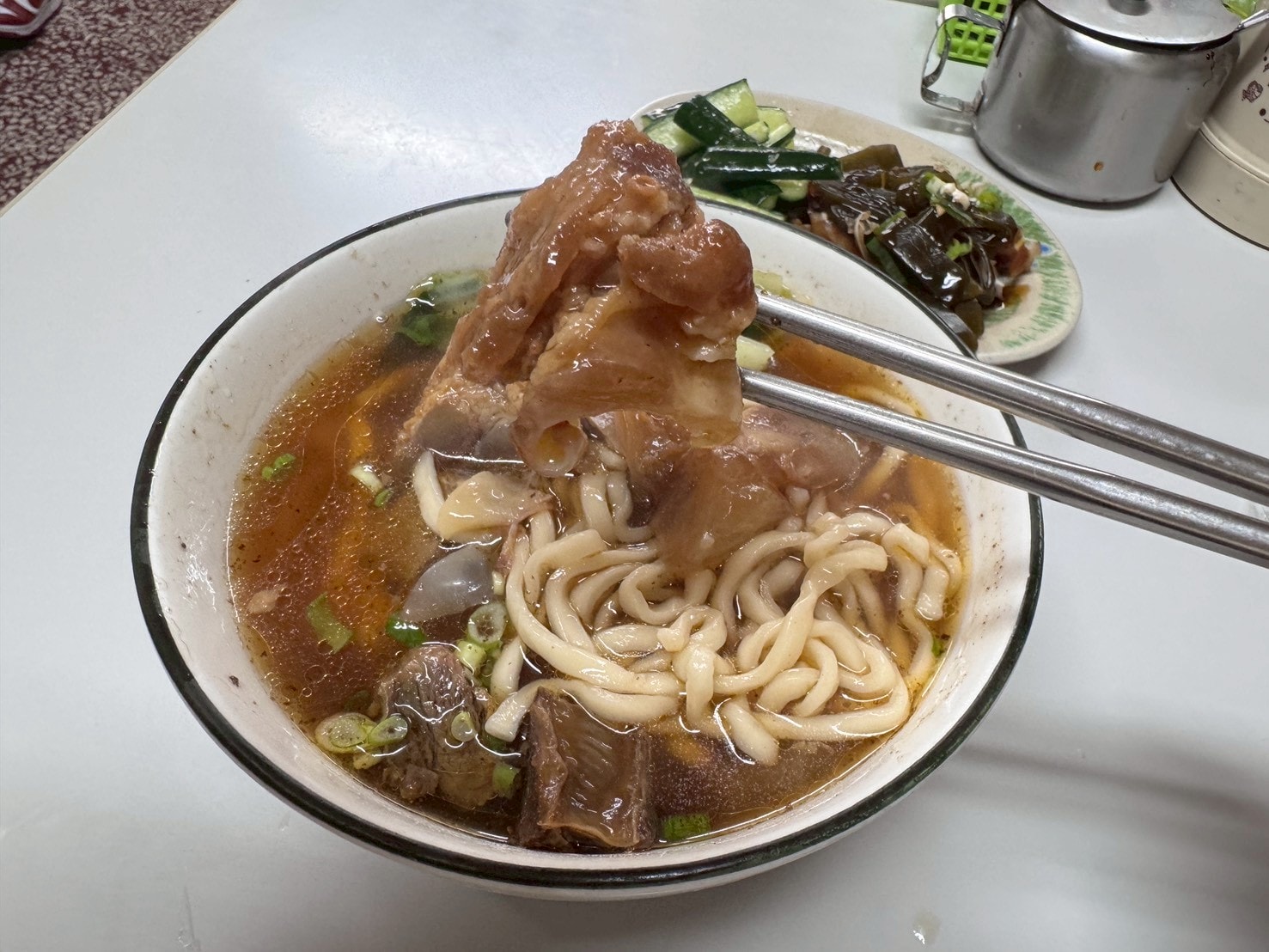 食記-台北市中山區｜好佳麵食館｜馬偕醫院旁不到百元的半筋半肉麵，會讓人邊吃邊懷疑老闆到底有沒有賺錢？