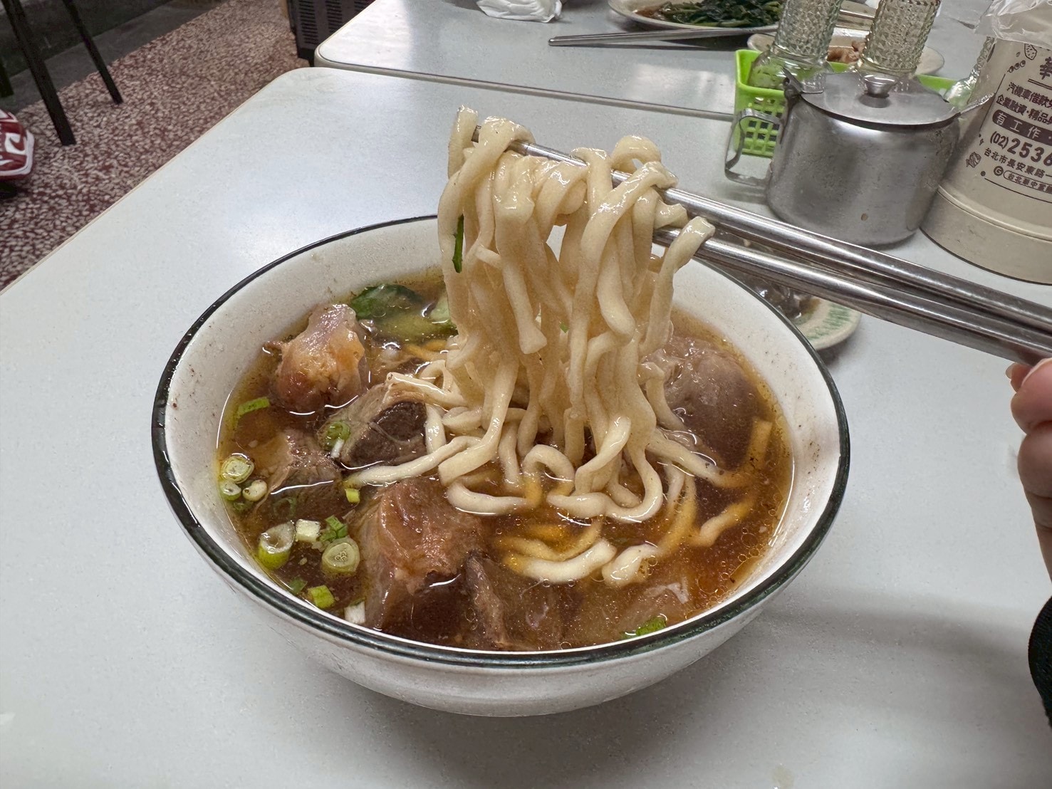 食記-台北市中山區｜好佳麵食館｜馬偕醫院旁不到百元的半筋半肉麵，會讓人邊吃邊懷疑老闆到底有沒有賺錢？