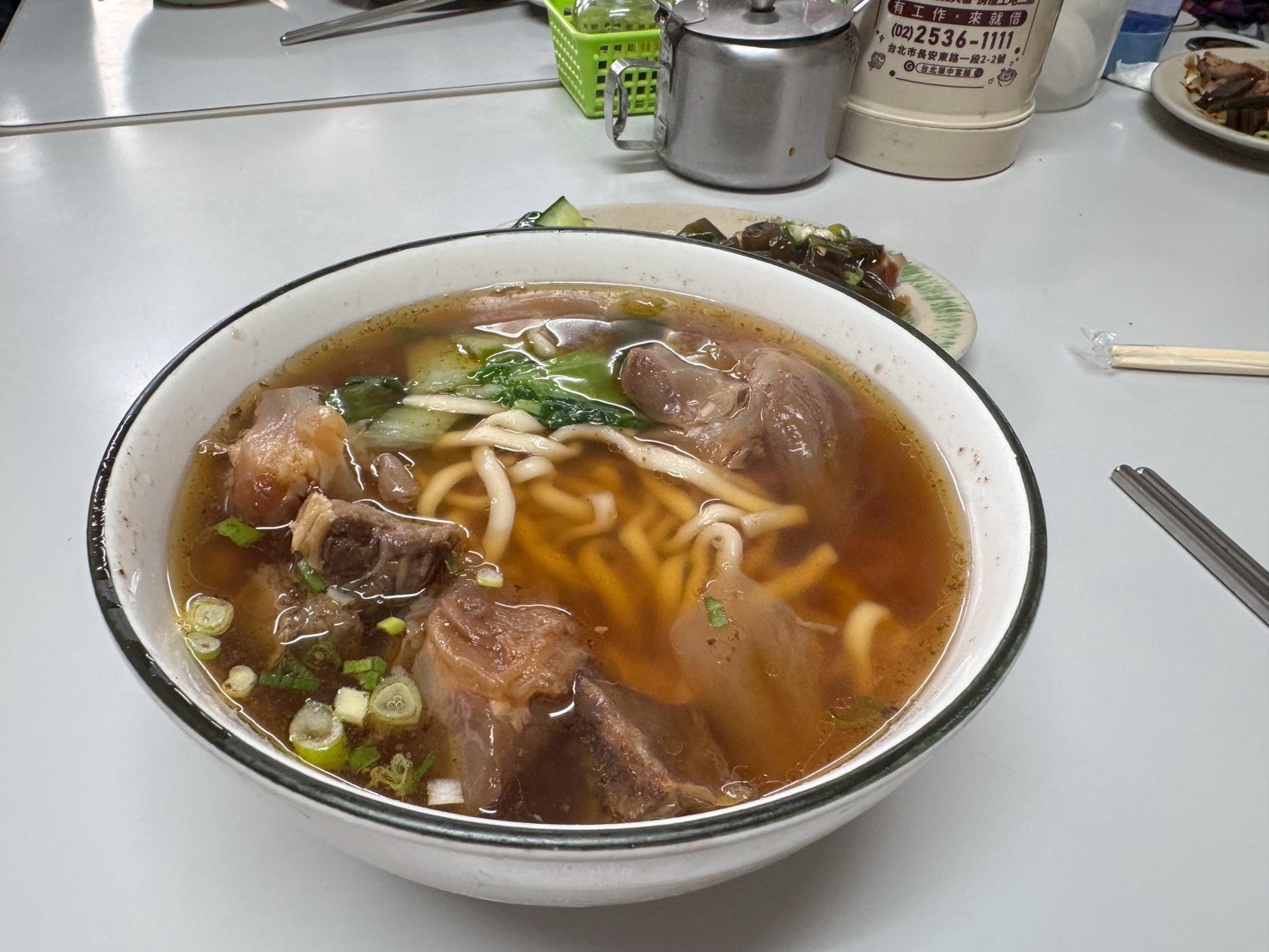食記-台北市中山區｜好佳麵食館｜馬偕醫院旁不到百元的半筋半肉麵，會讓人邊吃邊懷疑老闆到底有沒有賺錢？