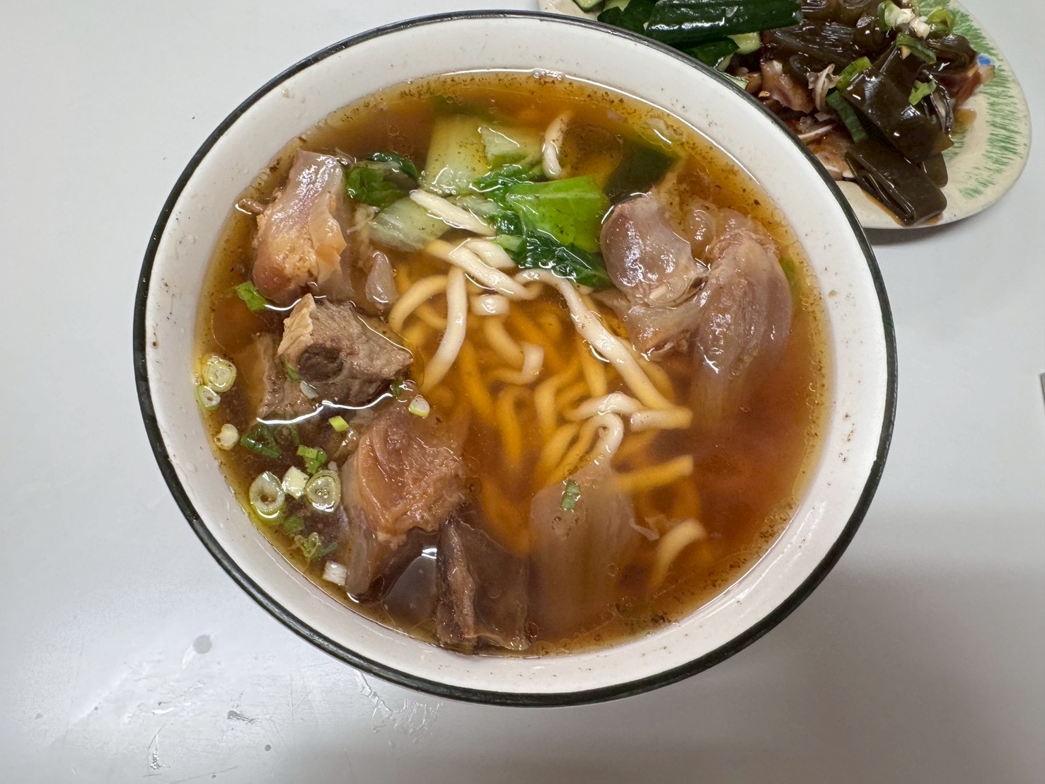 食記-台北市中山區｜好佳麵食館｜馬偕醫院旁不到百元的半筋半肉麵，會讓人邊吃邊懷疑老闆到底有沒有賺錢？