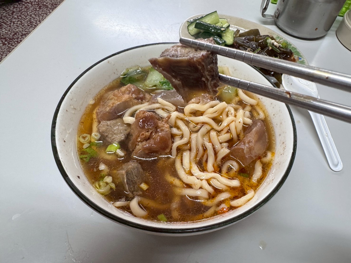 食記-台北市中山區｜好佳麵食館｜馬偕醫院旁不到百元的半筋半肉麵，會讓人邊吃邊懷疑老闆到底有沒有賺錢？