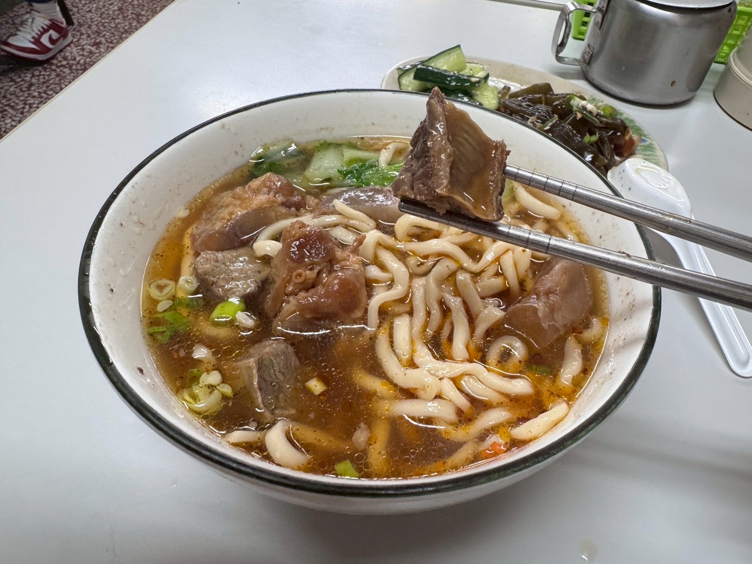 食記-台北市中山區｜好佳麵食館｜馬偕醫院旁不到百元的半筋半肉麵，會讓人邊吃邊懷疑老闆到底有沒有賺錢？