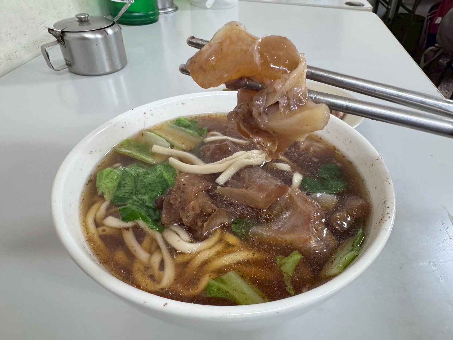 食記-台北市中山區｜好佳麵食館｜馬偕醫院旁不到百元的半筋半肉麵，會讓人邊吃邊懷疑老闆到底有沒有賺錢？