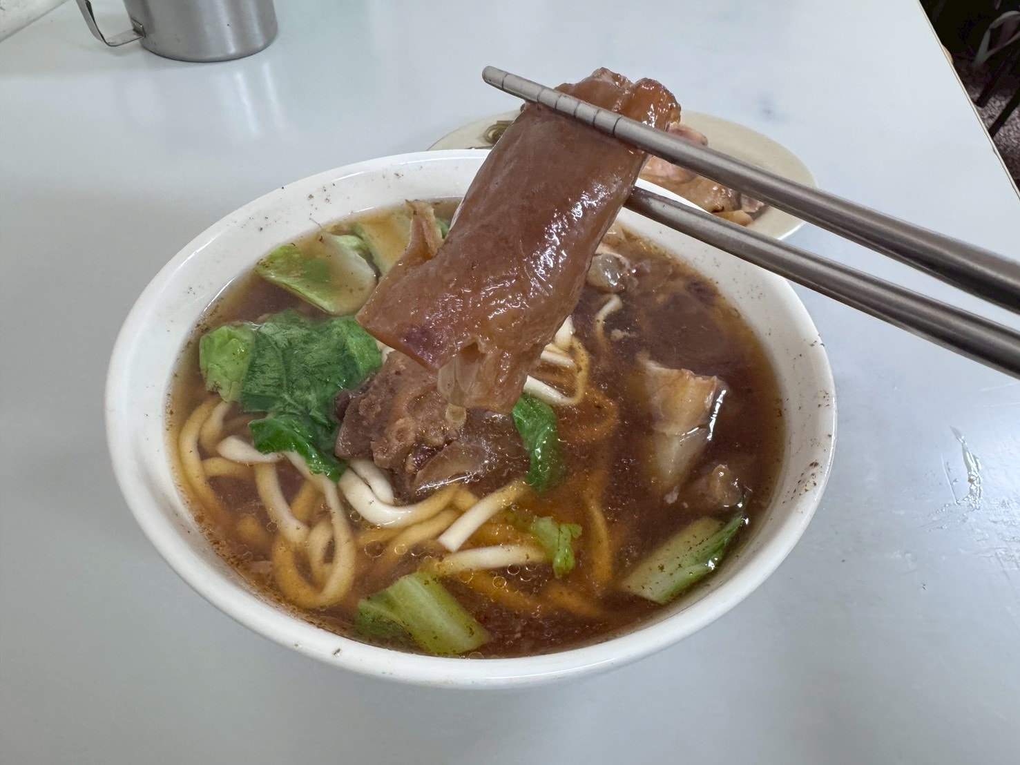 食記-台北市中山區｜好佳麵食館｜馬偕醫院旁不到百元的半筋半肉麵，會讓人邊吃邊懷疑老闆到底有沒有賺錢？