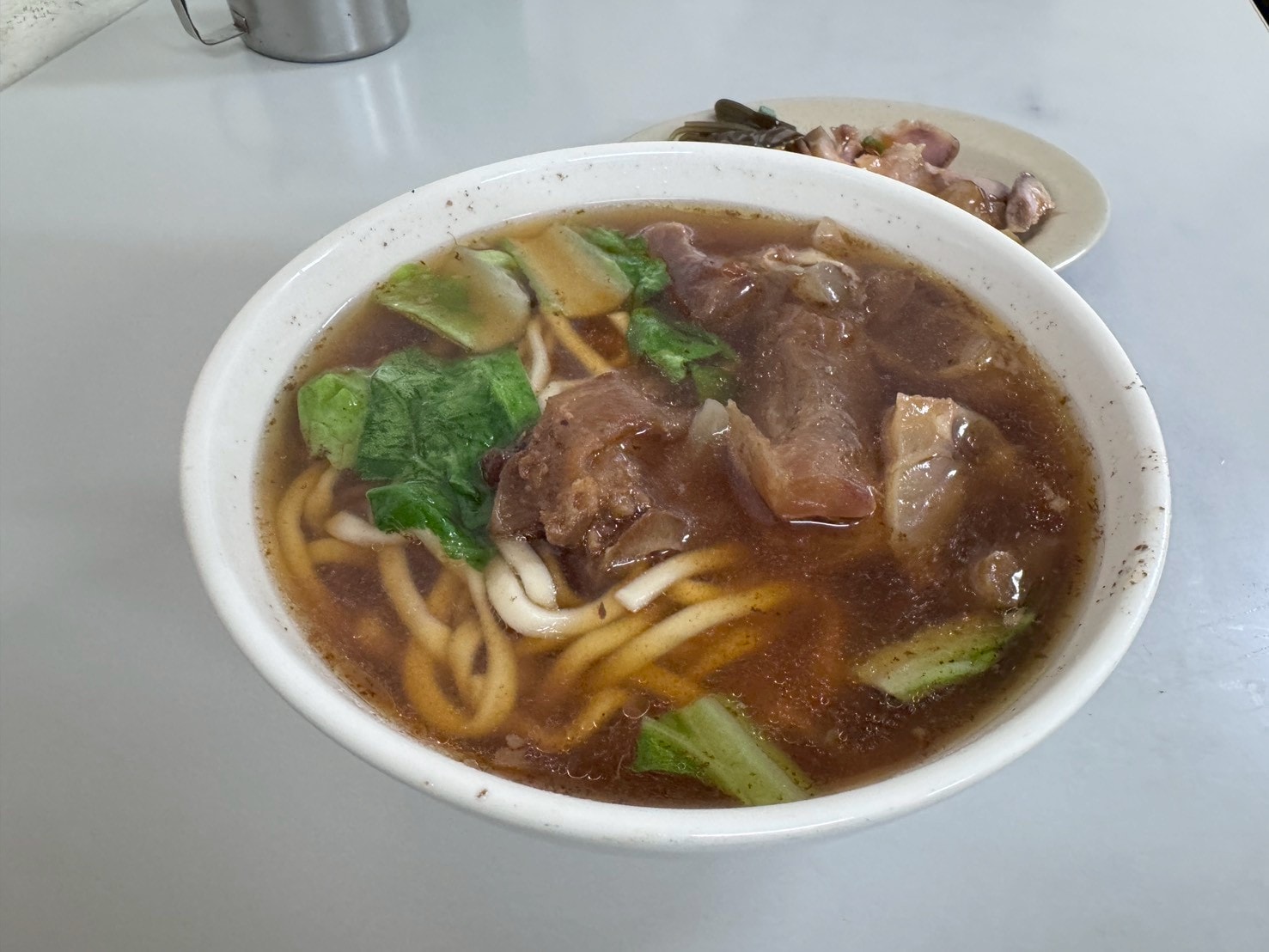 食記-台北市中山區｜好佳麵食館｜馬偕醫院旁不到百元的半筋半肉麵，會讓人邊吃邊懷疑老闆到底有沒有賺錢？