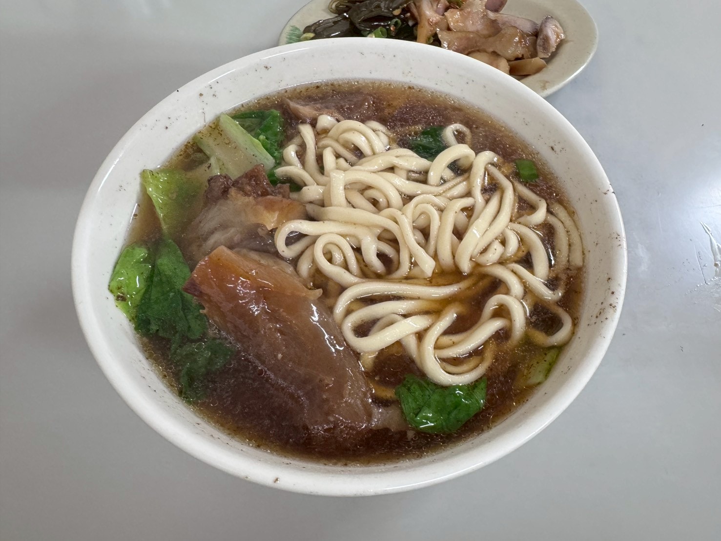 食記-台北市中山區｜好佳麵食館｜馬偕醫院旁不到百元的半筋半肉麵，會讓人邊吃邊懷疑老闆到底有沒有賺錢？