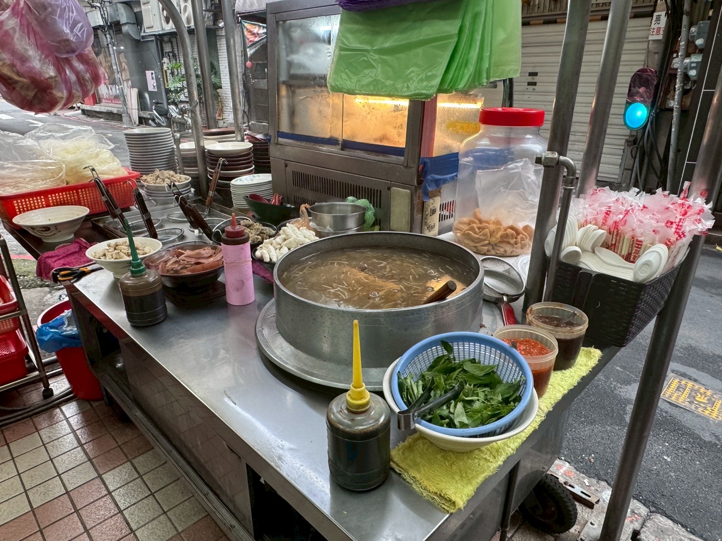 ｜食記-台北市中山區｜欣欣大眾魷魚羹｜50年古早味羹湯老店！新鮮生魷魚厚實脆口，搭配柴魚九層塔風味羹湯，每天吃都不會膩~