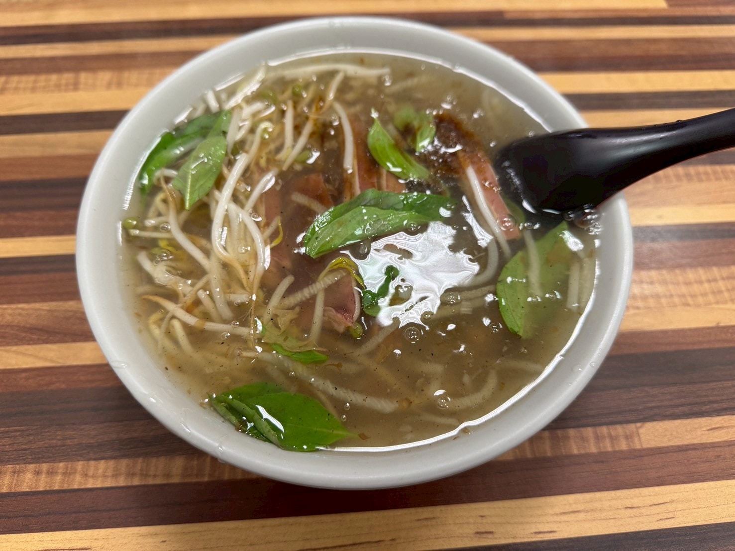 ｜食記-台北市中山區｜欣欣大眾魷魚羹｜50年古早味羹湯老店！新鮮生魷魚厚實脆口，搭配柴魚九層塔風味羹湯，每天吃都不會膩~