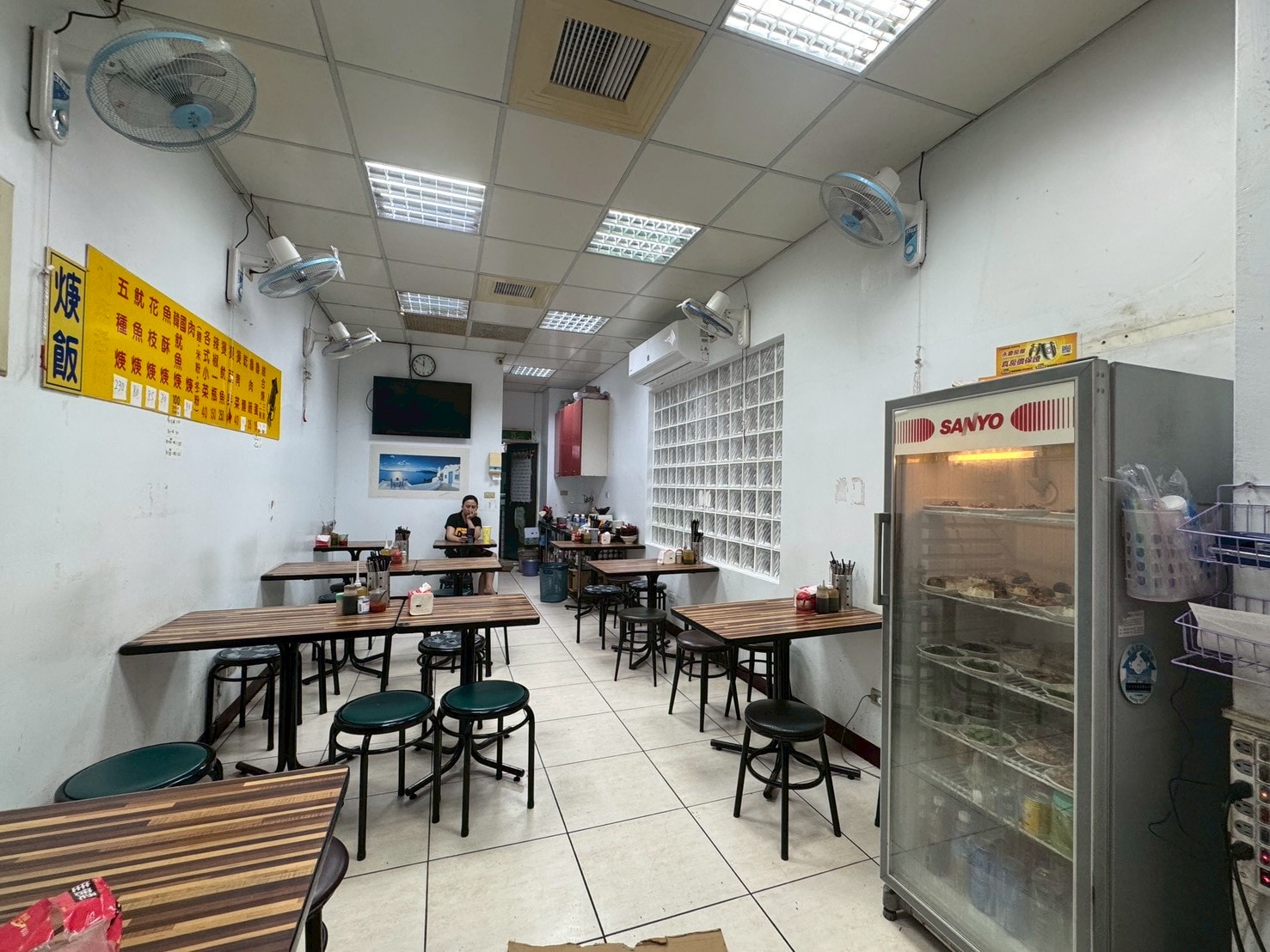 ｜食記-台北市中山區｜欣欣大眾魷魚羹｜50年古早味羹湯老店！新鮮生魷魚厚實脆口，搭配柴魚九層塔風味羹湯，每天吃都不會膩~