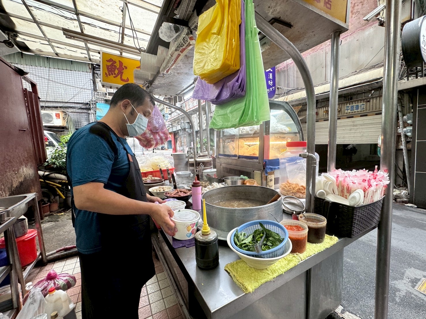 ｜食記-台北市中山區｜欣欣大眾魷魚羹｜50年古早味羹湯老店！新鮮生魷魚厚實脆口，搭配柴魚九層塔風味羹湯，每天吃都不會膩~