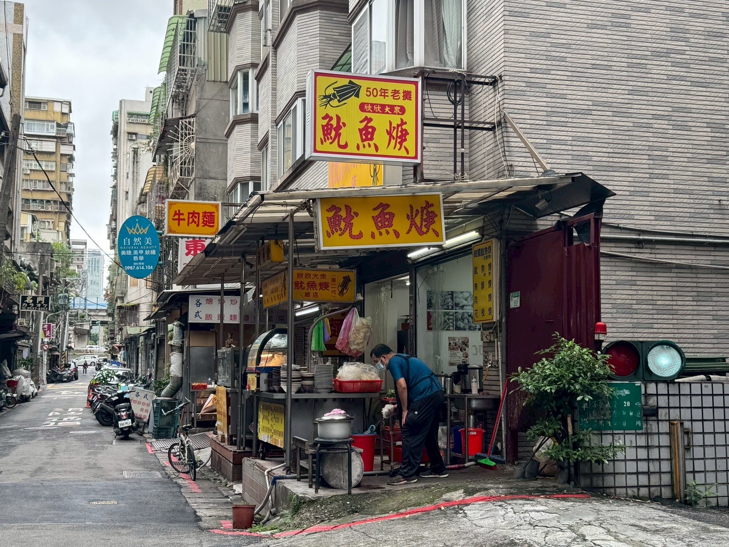 ｜食記-台北市中山區｜欣欣大眾魷魚羹｜50年古早味羹湯老店！新鮮生魷魚厚實脆口，搭配柴魚九層塔風味羹湯，每天吃都不會膩~