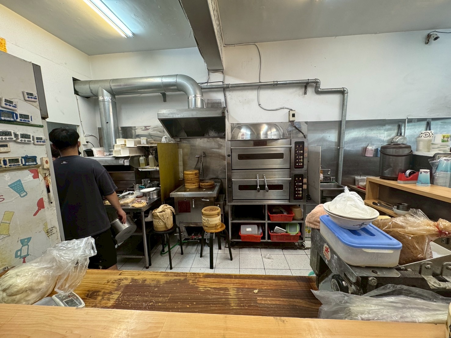 ｜食記-台北市松山區｜光復北武大郎豆漿店｜巷子內的傳統早餐店，現點現蒸蒸餃，皮薄內餡豐厚食材新鮮，純樸不花俏卻贏得味蕾賞識！