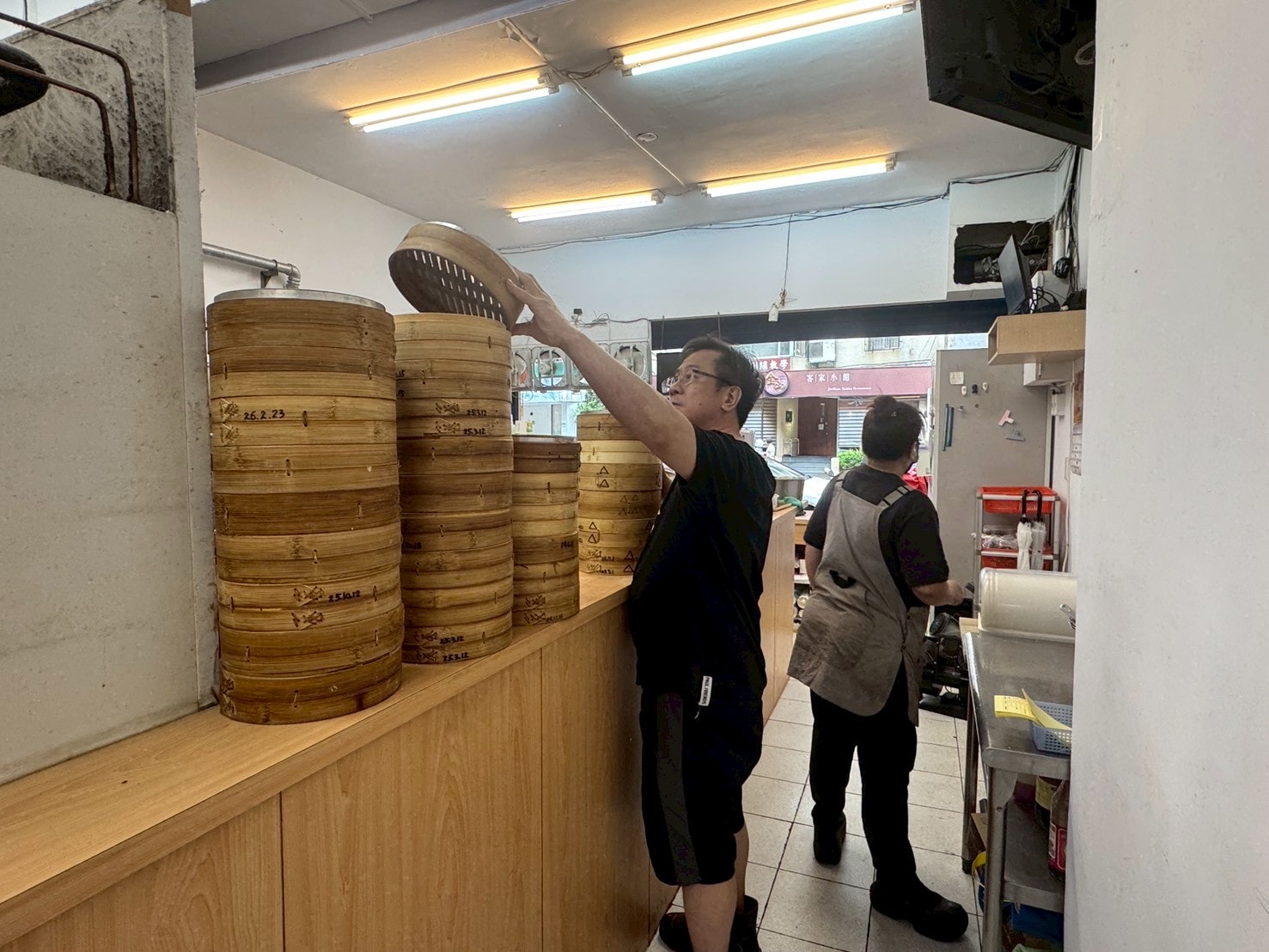 ｜食記-台北市松山區｜光復北武大郎豆漿店｜巷子內的傳統早餐店，現點現蒸蒸餃，皮薄內餡豐厚食材新鮮，純樸不花俏卻贏得味蕾賞識！