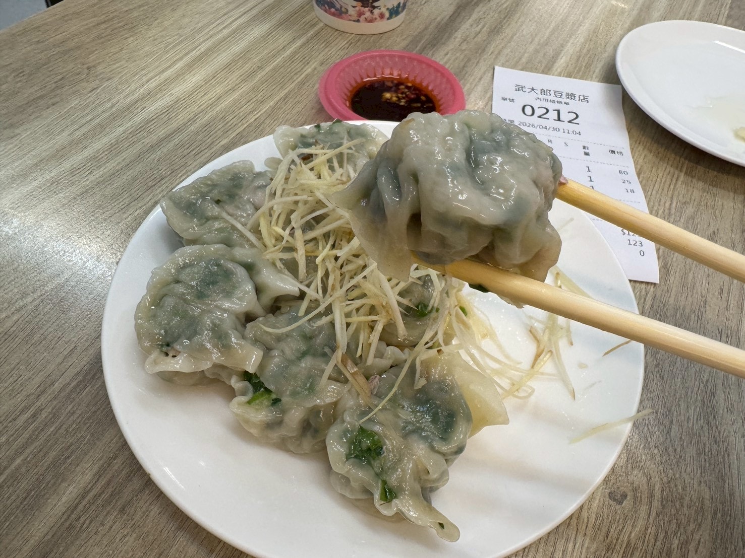 ｜食記-台北市松山區｜光復北武大郎豆漿店｜巷子內的傳統早餐店，現點現蒸蒸餃，皮薄內餡豐厚食材新鮮，純樸不花俏卻贏得味蕾賞識！