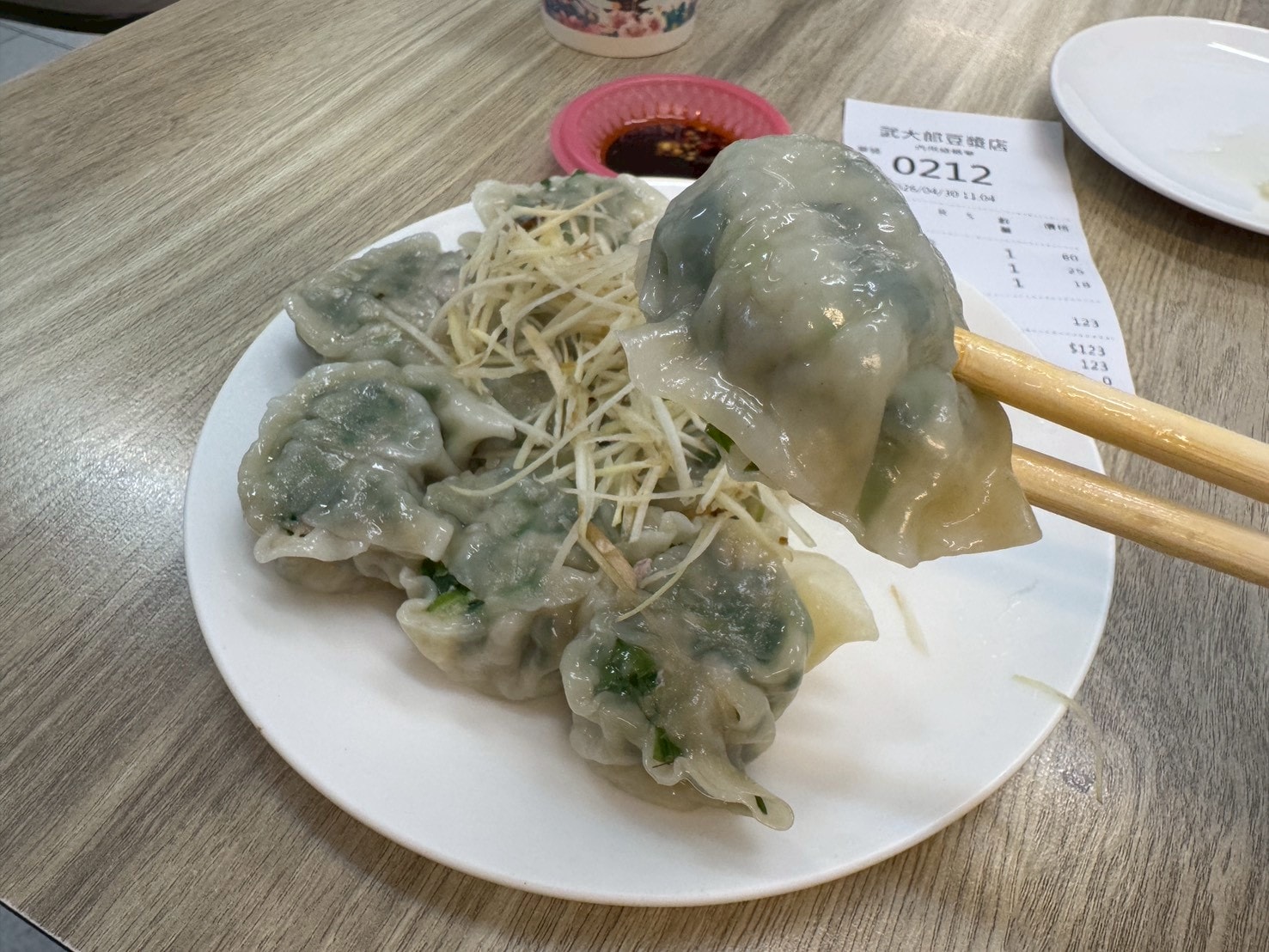 ｜食記-台北市松山區｜光復北武大郎豆漿店｜巷子內的傳統早餐店，現點現蒸蒸餃，皮薄內餡豐厚食材新鮮，純樸不花俏卻贏得味蕾賞識！