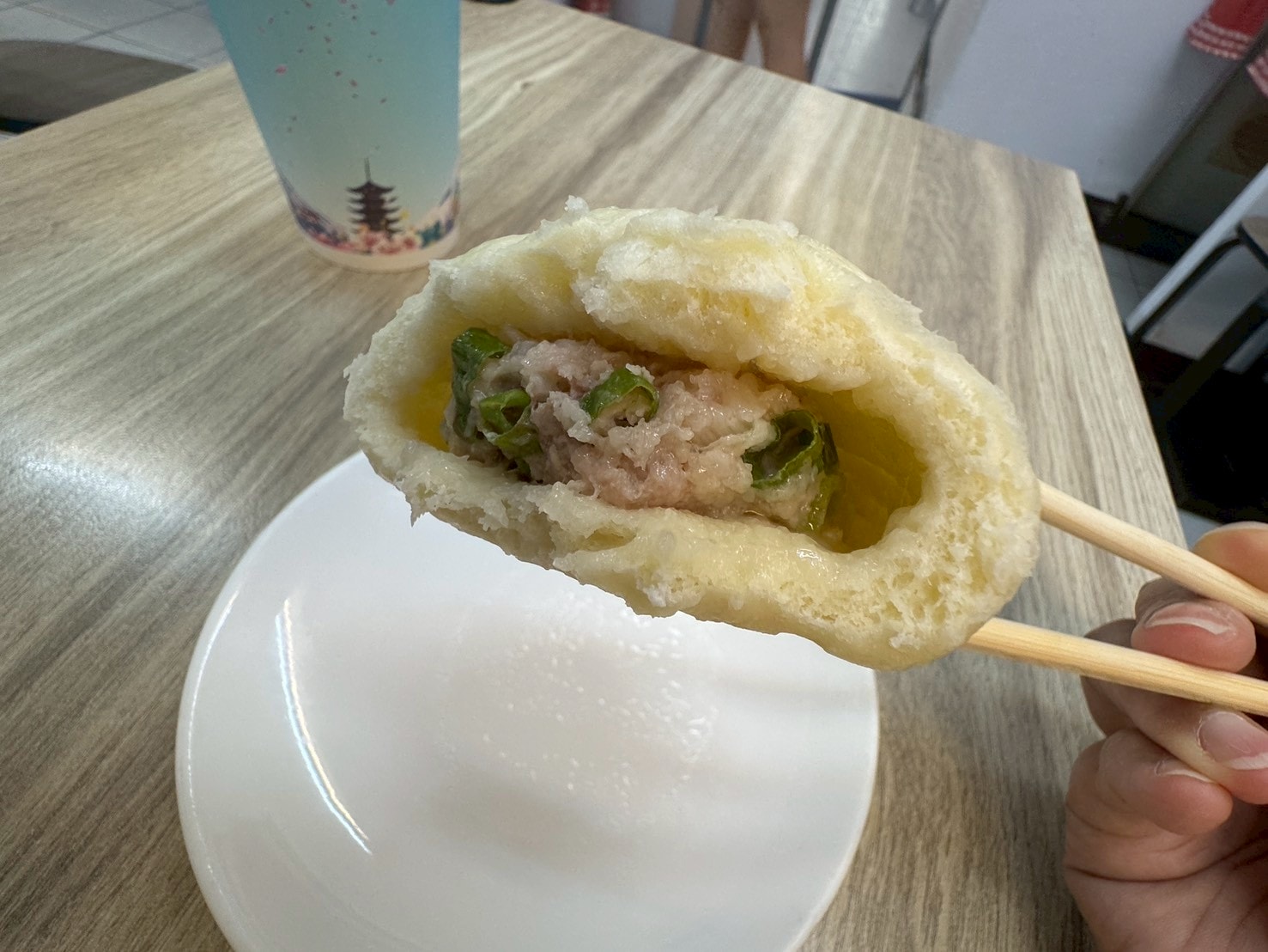 ｜食記-台北市松山區｜光復北武大郎豆漿店｜巷子內的傳統早餐店，現點現蒸蒸餃，皮薄內餡豐厚食材新鮮，純樸不花俏卻贏得味蕾賞識！