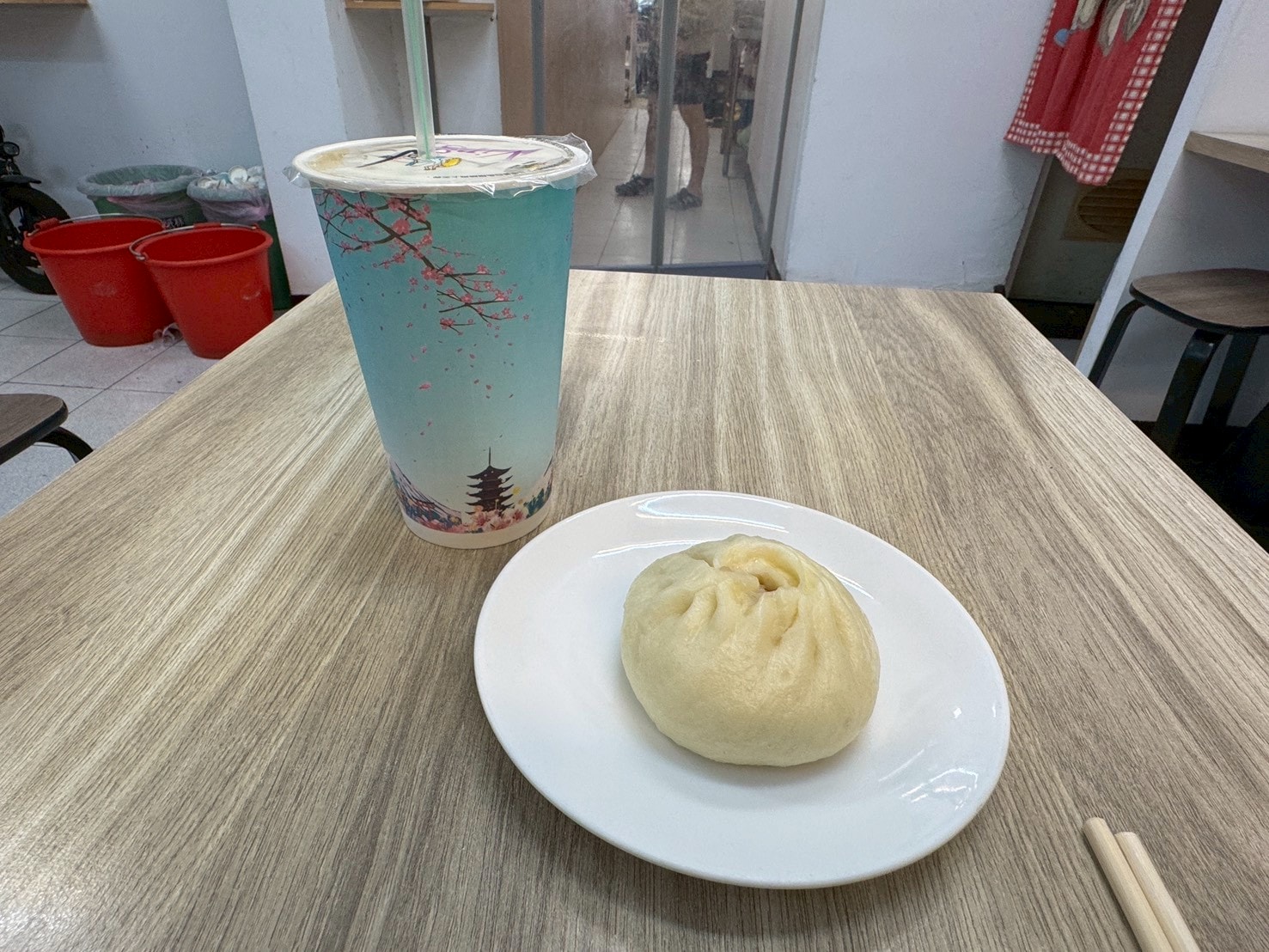 ｜食記-台北市松山區｜光復北武大郎豆漿店｜巷子內的傳統早餐店，現點現蒸蒸餃，皮薄內餡豐厚食材新鮮，純樸不花俏卻贏得味蕾賞識！