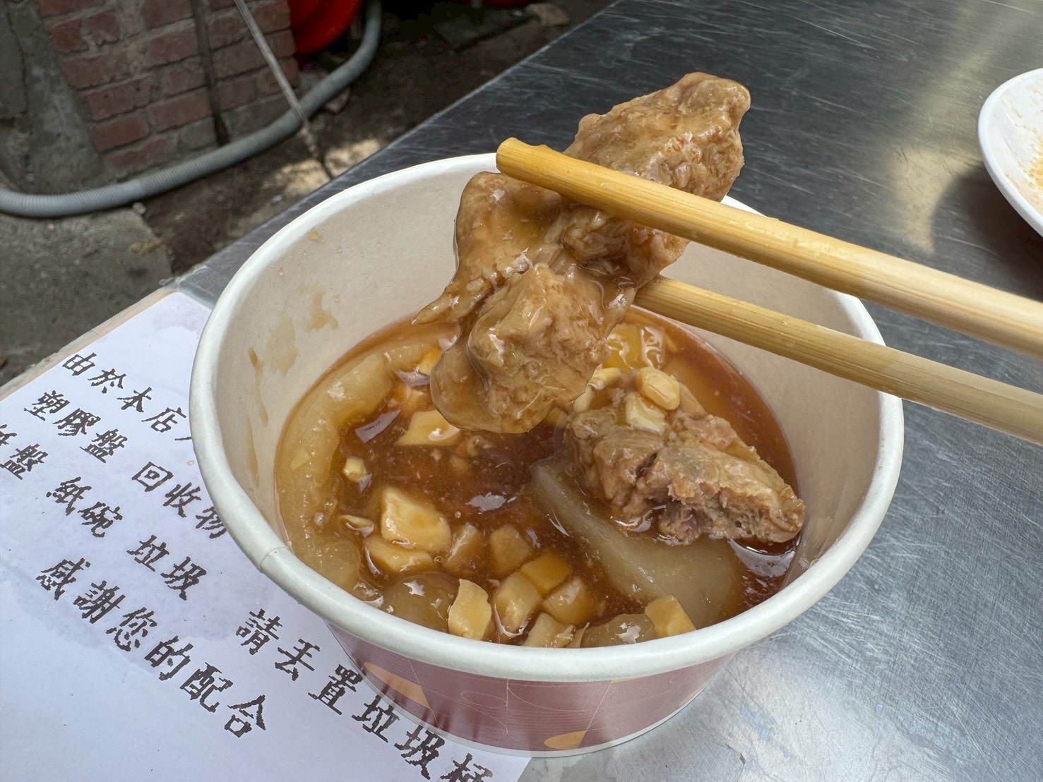 ｜食記-苗栗縣通霄鎮｜白沙屯牌樓下臭豆腐｜到拱天宮拜拜必來上一盤的臭豆腐，已成為拜完媽祖的儀式感~