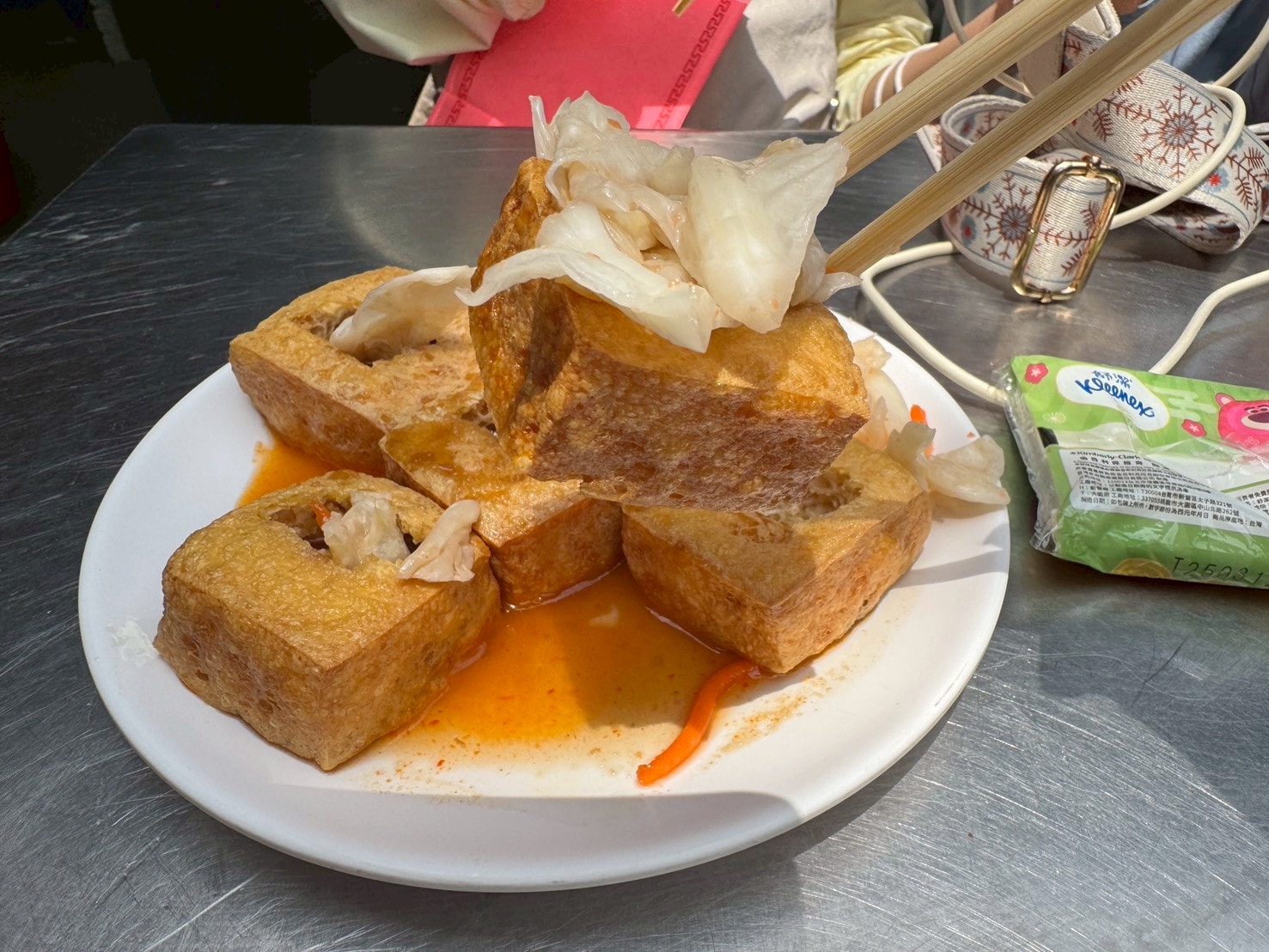 ｜食記-苗栗縣通霄鎮｜白沙屯牌樓下臭豆腐｜到拱天宮拜拜必來上一盤的臭豆腐，已成為拜完媽祖的儀式感~