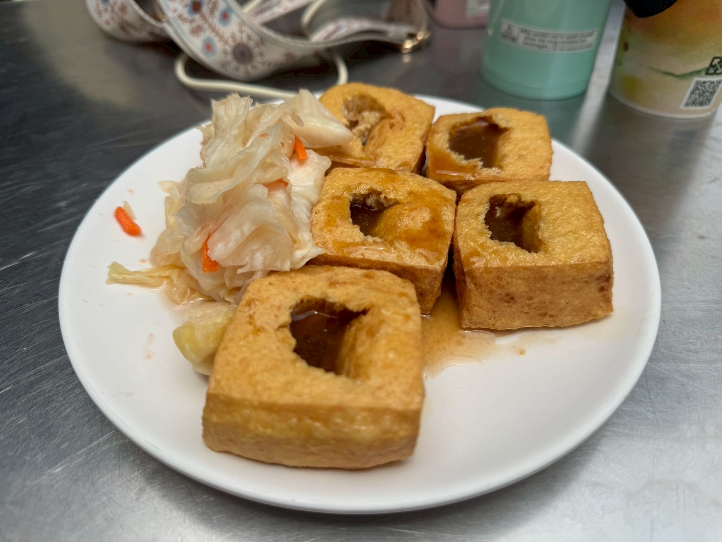 ｜食記-苗栗縣通霄鎮｜白沙屯牌樓下臭豆腐｜到拱天宮拜拜必來上一盤的臭豆腐，已成為拜完媽祖的儀式感~