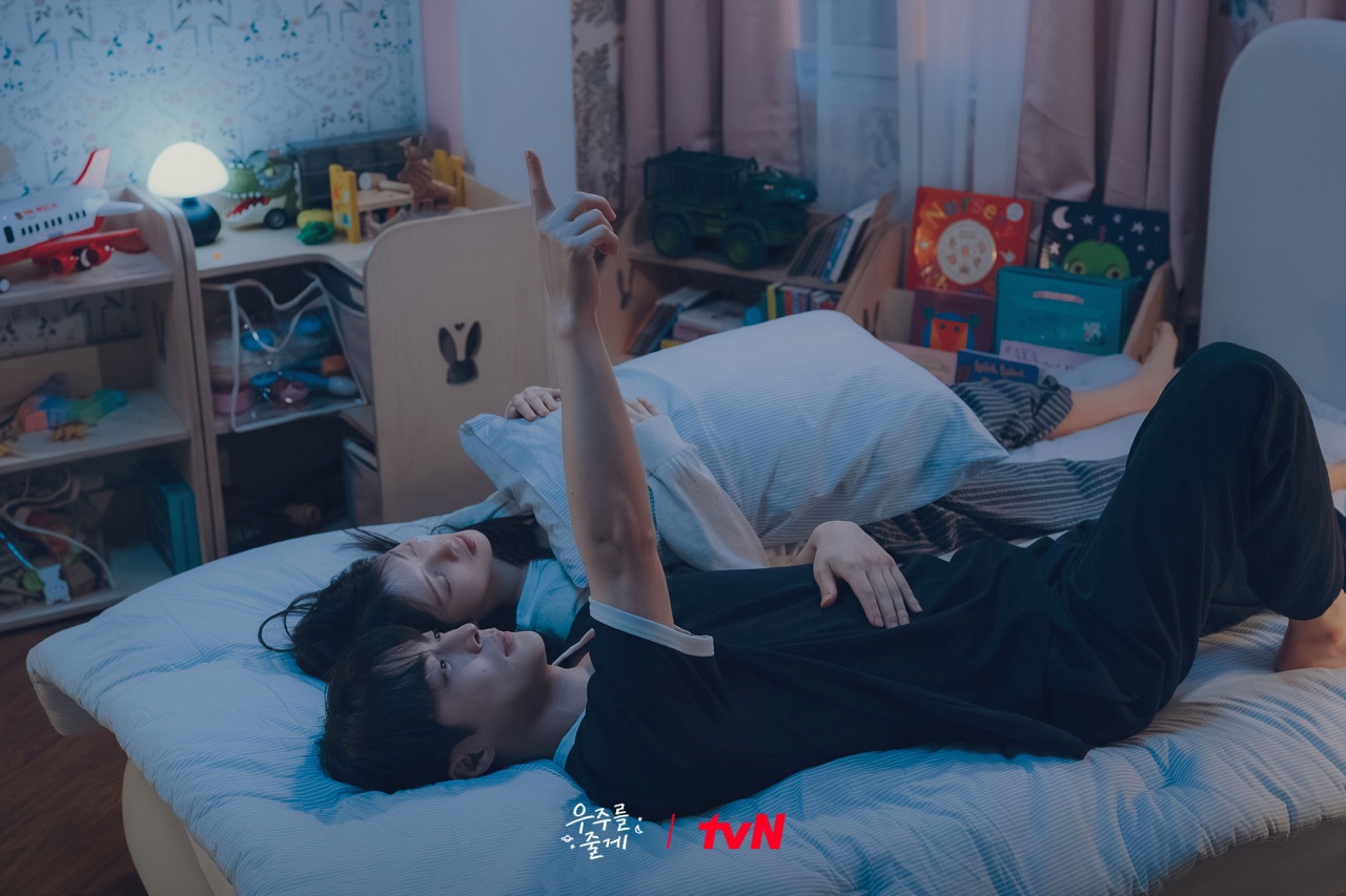｜韓劇劇透分享｜給你宇宙｜從姻親的敵對關係變成新手爸媽？手忙腳亂的偽爸媽最後來真的！