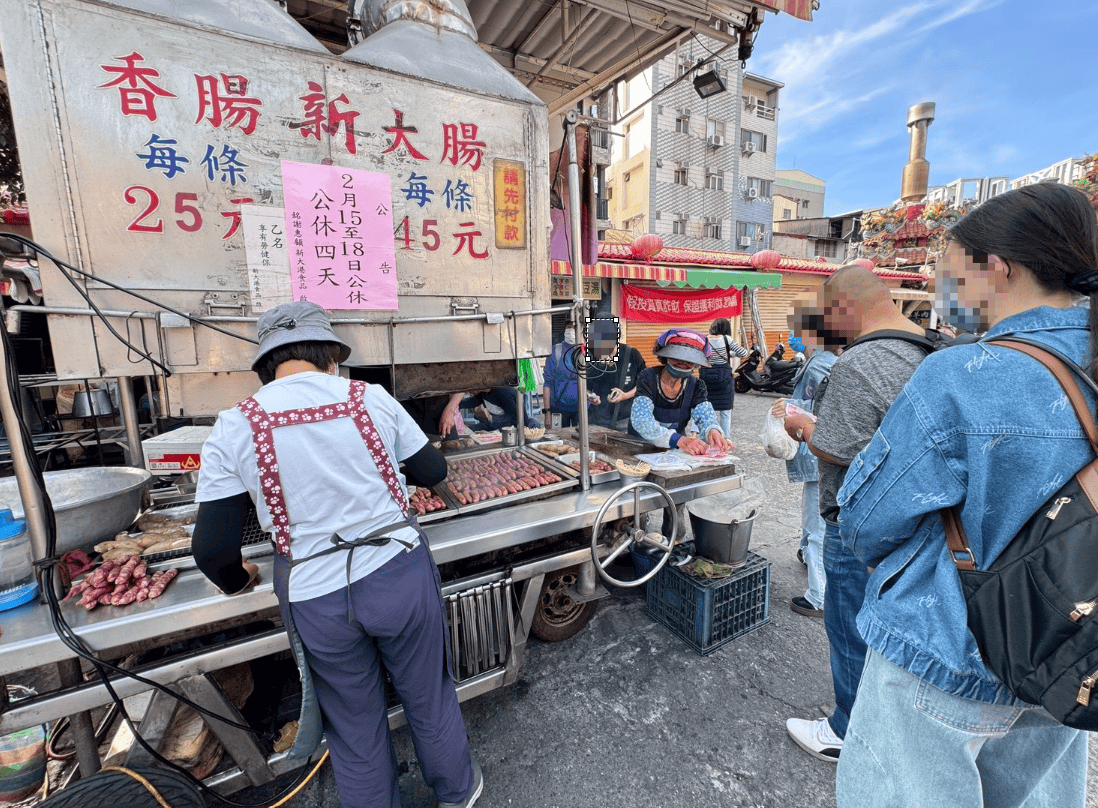 ｜食記-高雄市三民區｜新大港大腸香腸｜在地50年人氣大腸包香腸，炭香十足烤香腸，想吃真的要有耐心等待！