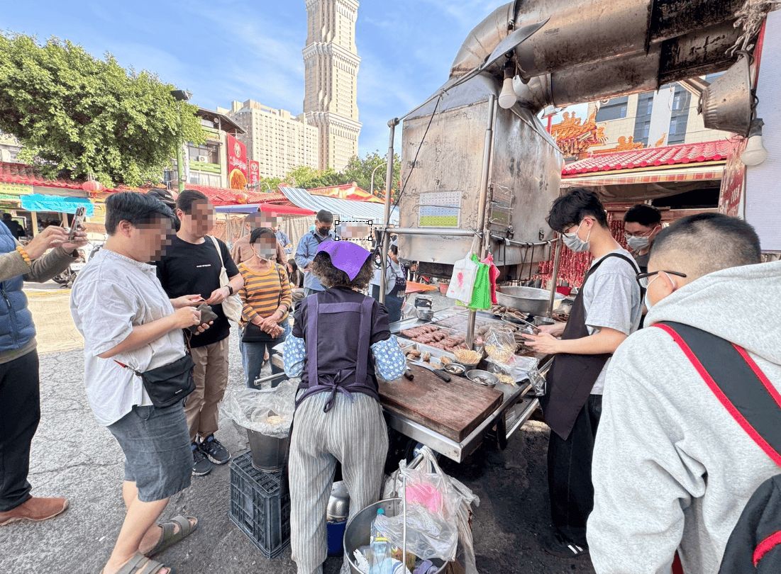 ｜食記-高雄市三民區｜新大港大腸香腸｜在地50年人氣大腸包香腸，炭香十足烤香腸，想吃真的要有耐心等待！