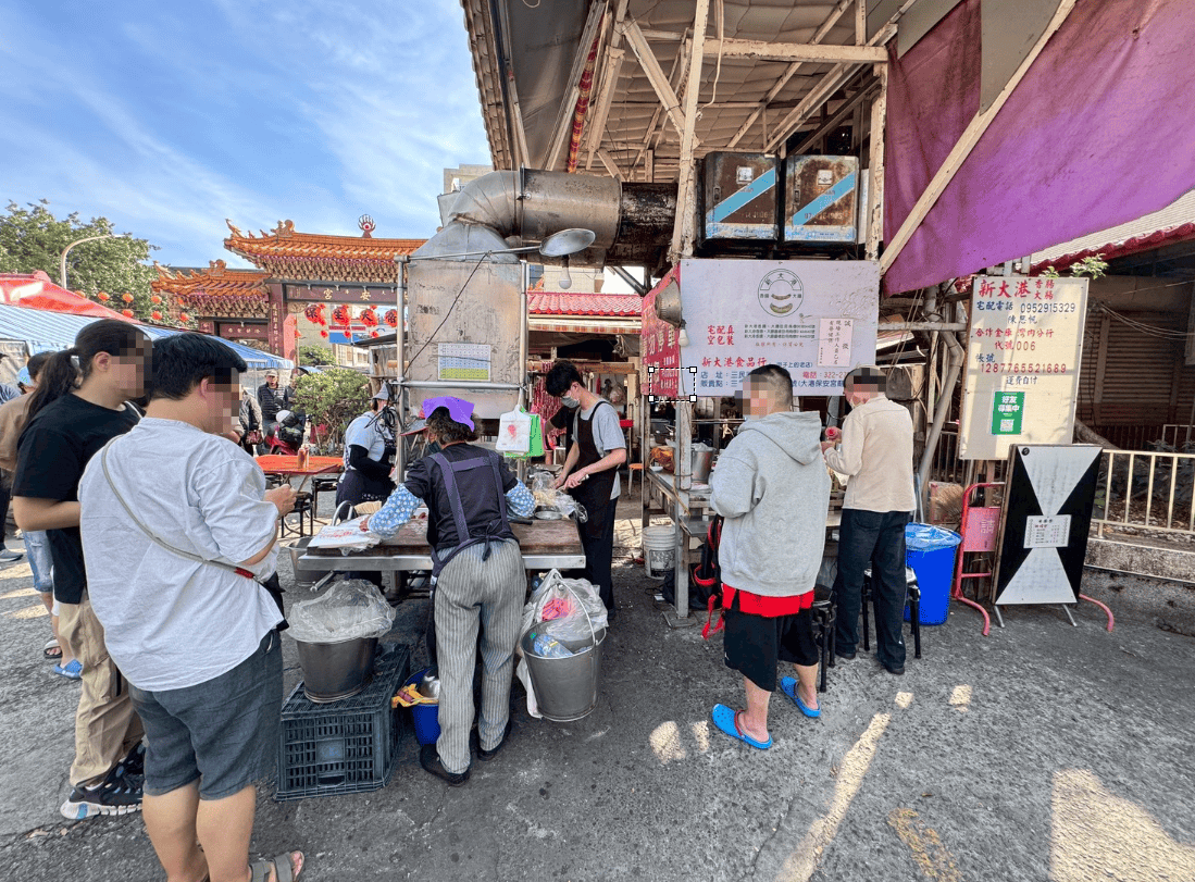 ｜食記-高雄市三民區｜新大港大腸香腸｜在地50年人氣大腸包香腸，炭香十足烤香腸，想吃真的要有耐心等待！