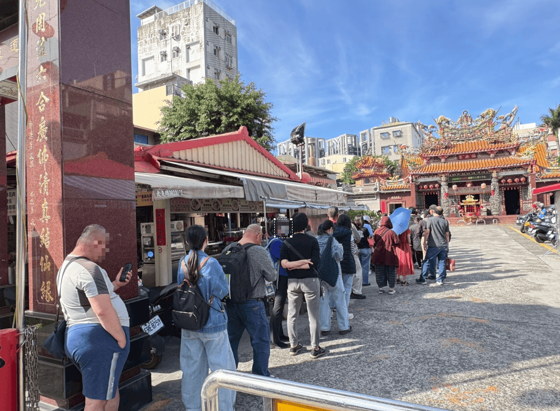 ｜食記-高雄市三民區｜新大港大腸香腸｜在地50年人氣大腸包香腸，炭香十足烤香腸，想吃真的要有耐心等待！