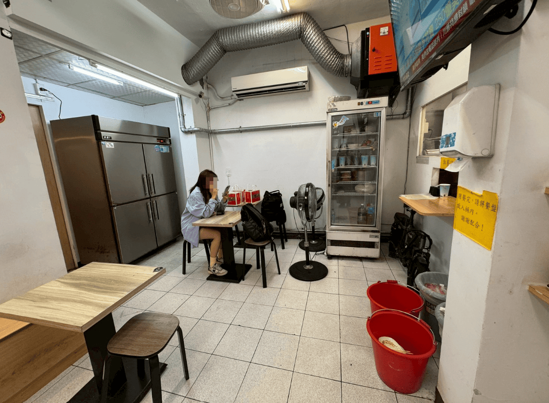 ｜食記-台北市松山區｜光復北武大郎豆漿店｜巷子內的傳統早餐店，現點現蒸蒸餃，皮薄內餡豐厚食材新鮮，純樸不花俏卻贏得味蕾賞識！