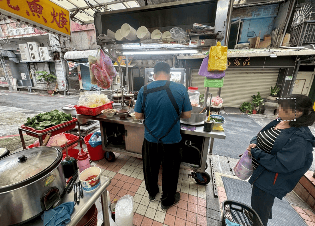 ｜食記-台北市中山區｜欣欣大眾魷魚羹｜50年古早味羹湯老店！新鮮生魷魚厚實脆口，搭配柴魚九層塔風味羹湯，每天吃都不會膩~