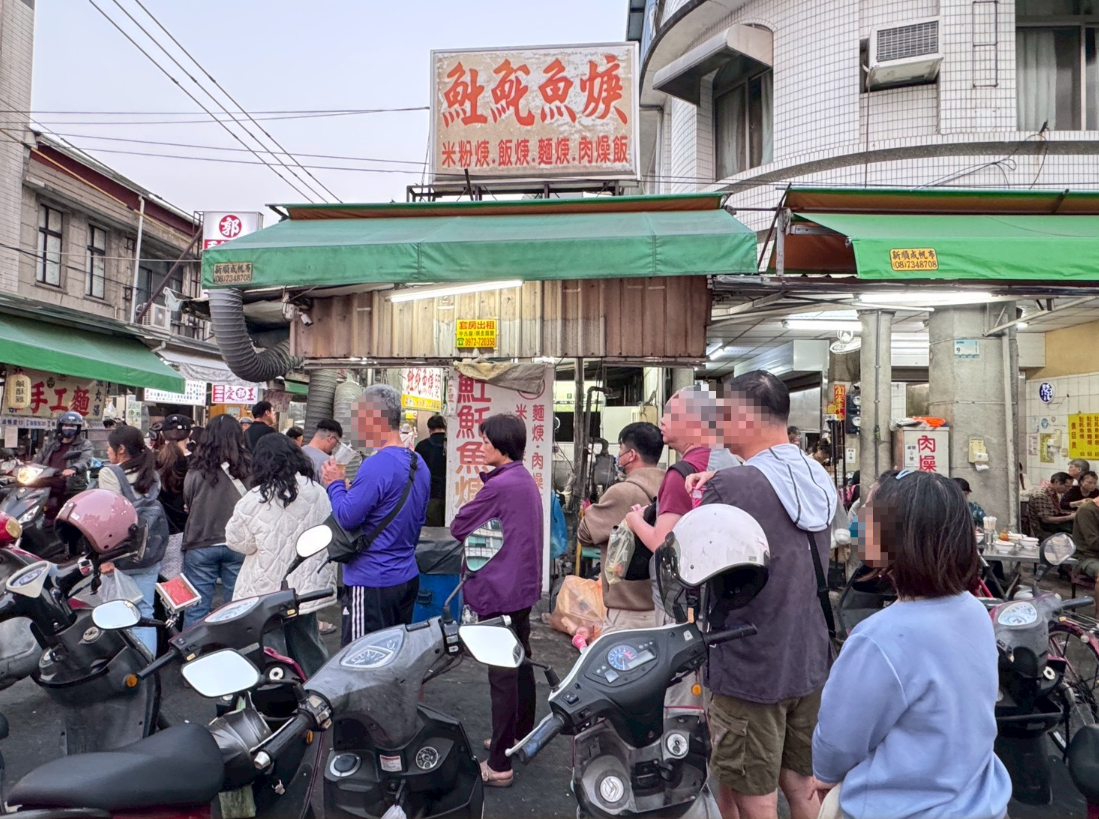 ｜食記-屏東縣屏東市｜民族夜市土魠魚羹｜屏東夜市排隊土魠魚羹，湯頭清甜魚塊香酥鮮嫩，好吃到我午晚各一碗都沒問題！