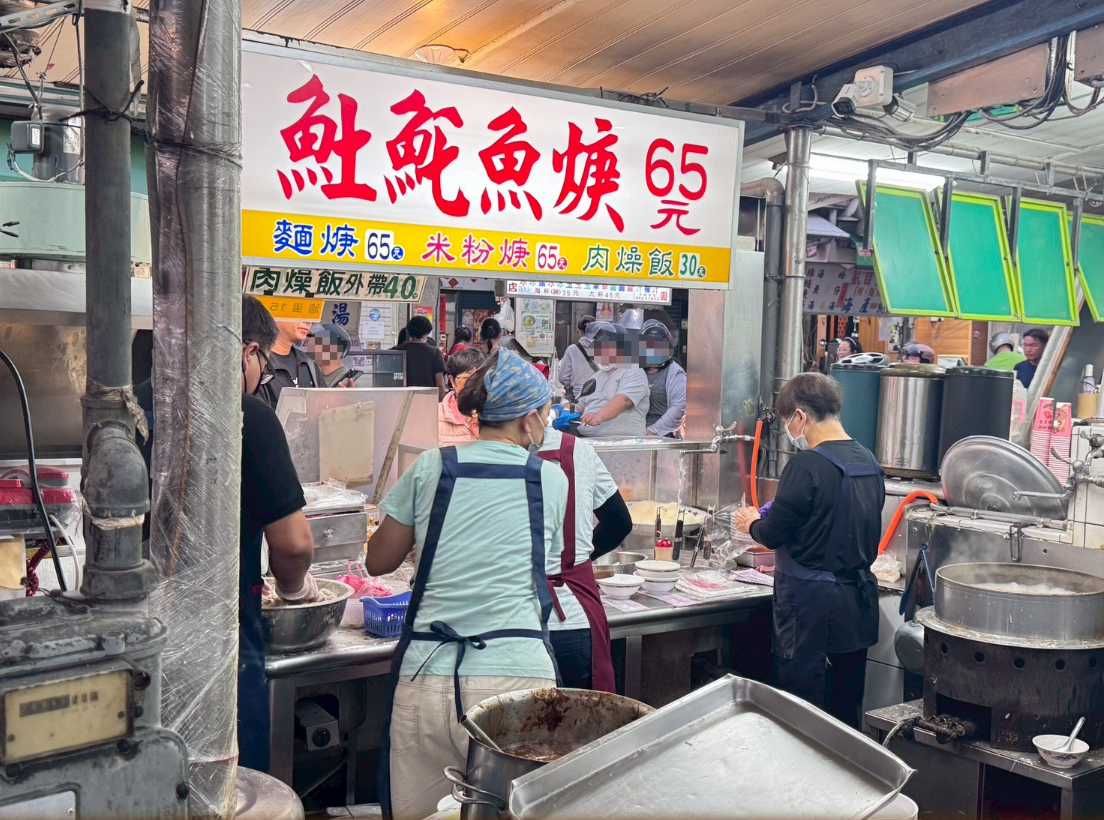 ｜食記-屏東縣屏東市｜民族夜市土魠魚羹｜屏東夜市排隊土魠魚羹，湯頭清甜魚塊香酥鮮嫩，好吃到我午晚各一碗都沒問題！