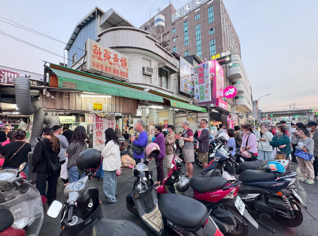 ｜食記-屏東縣屏東市｜民族夜市土魠魚羹｜屏東夜市排隊土魠魚羹，湯頭清甜魚塊香酥鮮嫩，好吃到我午晚各一碗都沒問題！