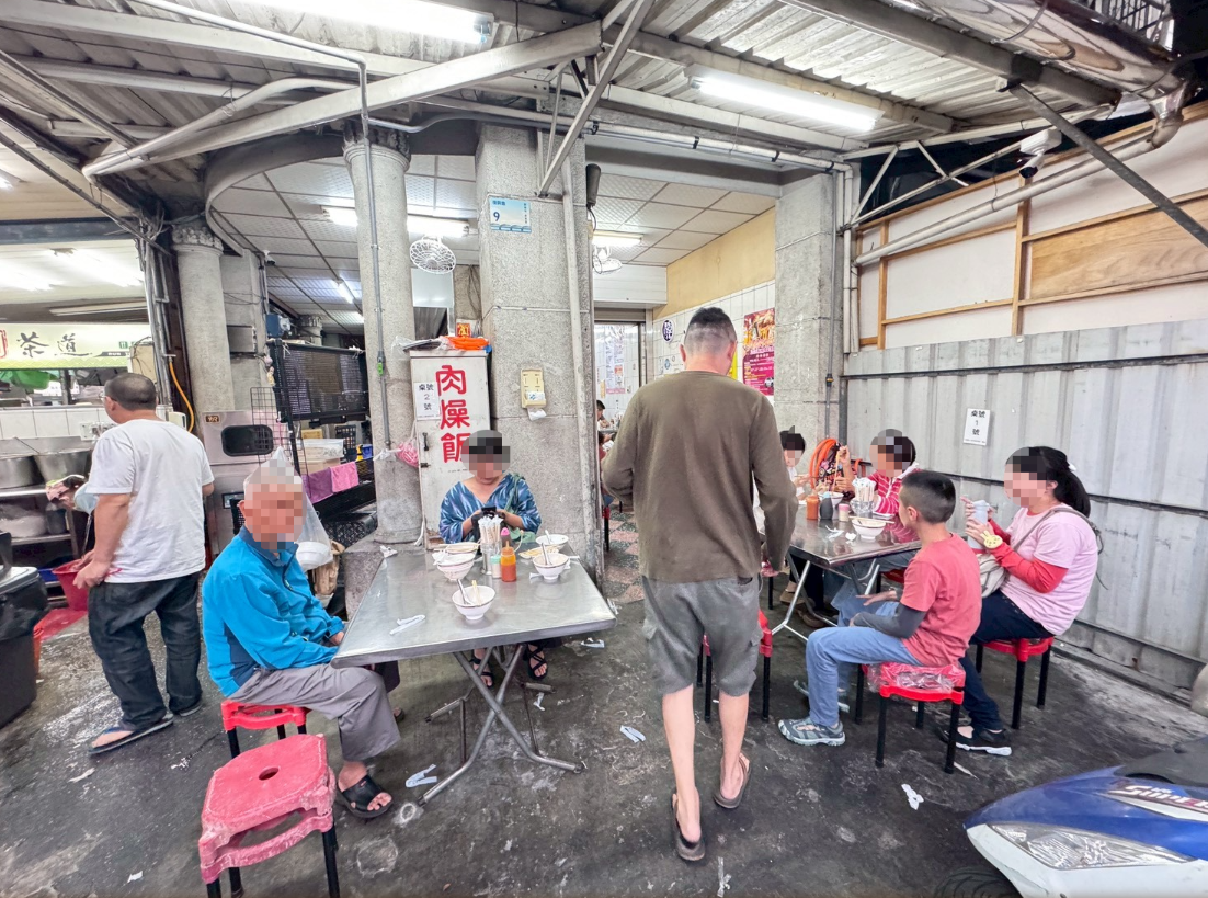 ｜食記-屏東縣屏東市｜民族夜市土魠魚羹｜屏東夜市排隊土魠魚羹，湯頭清甜魚塊香酥鮮嫩，好吃到我午晚各一碗都沒問題！