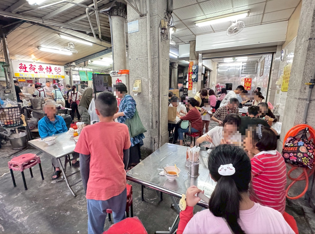｜食記-屏東縣屏東市｜民族夜市土魠魚羹｜屏東夜市排隊土魠魚羹，湯頭清甜魚塊香酥鮮嫩，好吃到我午晚各一碗都沒問題！