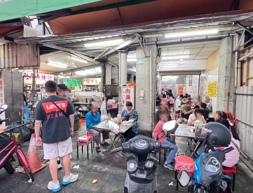 ｜食記-屏東縣屏東市｜民族夜市土魠魚羹｜屏東夜市排隊土魠魚羹，湯頭清甜魚塊香酥鮮嫩，好吃到我午晚各一碗都沒問題！