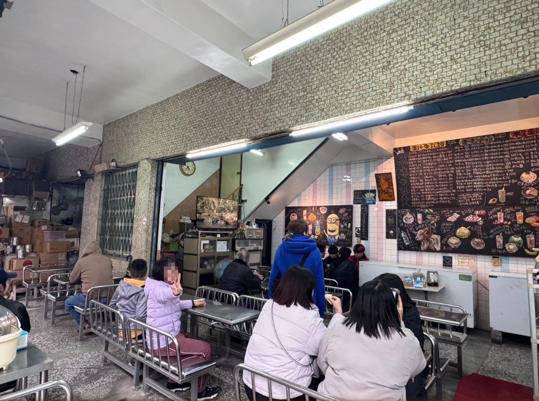 ｜食記-屏東縣屏東市｜秋林牛乳大王｜走過半世紀老字號冰品，用料大方食材新鮮，冰品跟飲料都是人氣商品