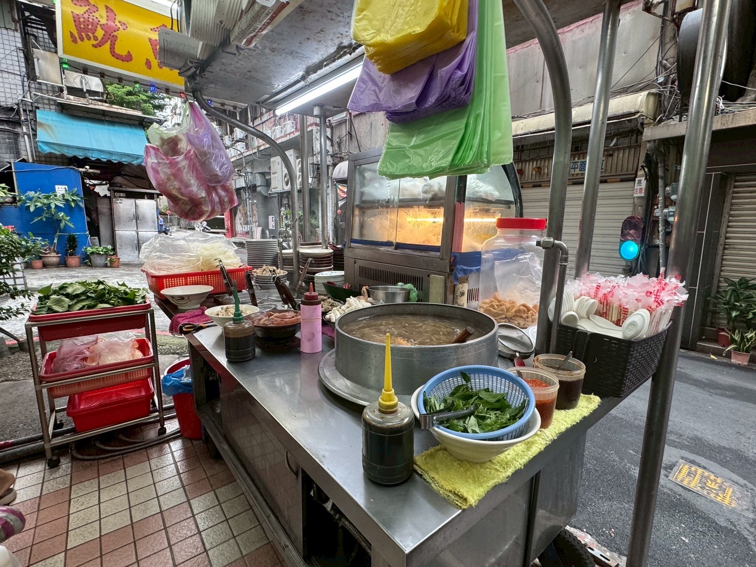 ｜食記-台北市中山區｜欣欣大眾魷魚羹｜50年古早味羹湯老店！新鮮生魷魚厚實脆口，搭配柴魚九層塔風味羹湯，每天吃都不會膩~