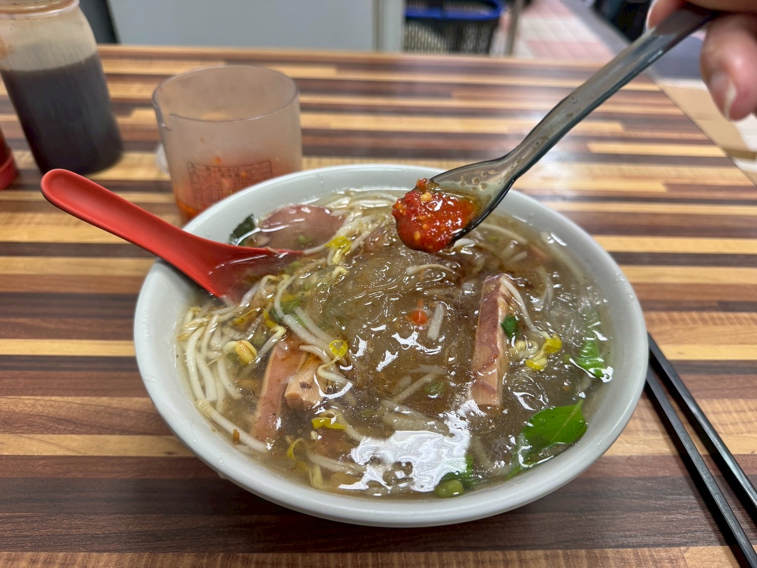 ｜食記-台北市中山區｜欣欣大眾魷魚羹｜50年古早味羹湯老店！新鮮生魷魚厚實脆口，搭配柴魚九層塔風味羹湯，每天吃都不會膩~