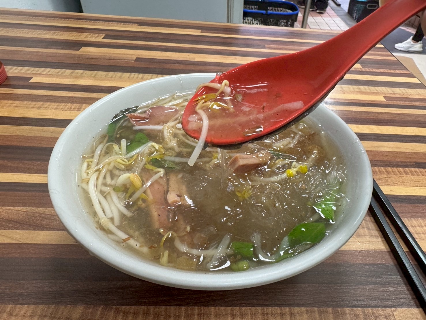 ｜食記-台北市中山區｜欣欣大眾魷魚羹｜50年古早味羹湯老店！新鮮生魷魚厚實脆口，搭配柴魚九層塔風味羹湯，每天吃都不會膩~